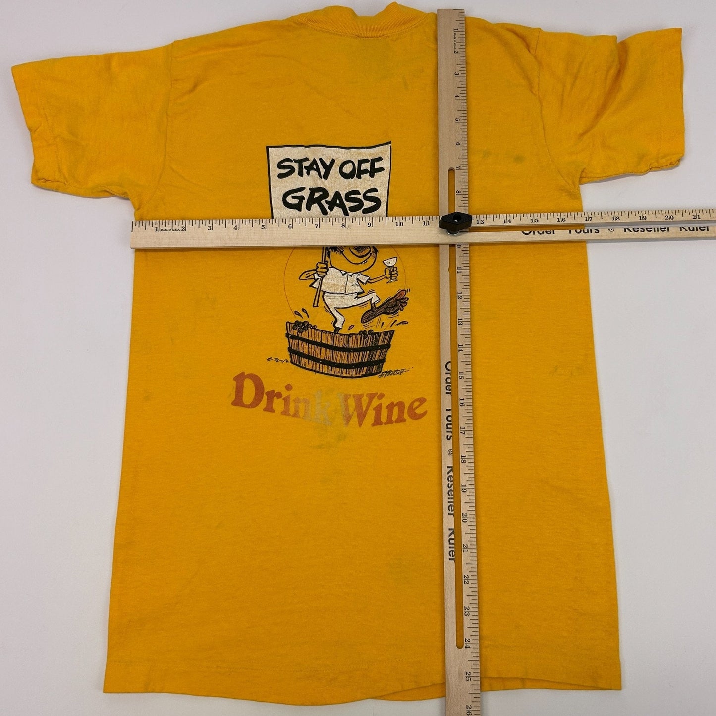 Vintage 70s Steer N Stein Stay Off Grass Drink Wine T Shirt Yellow XS X-Small