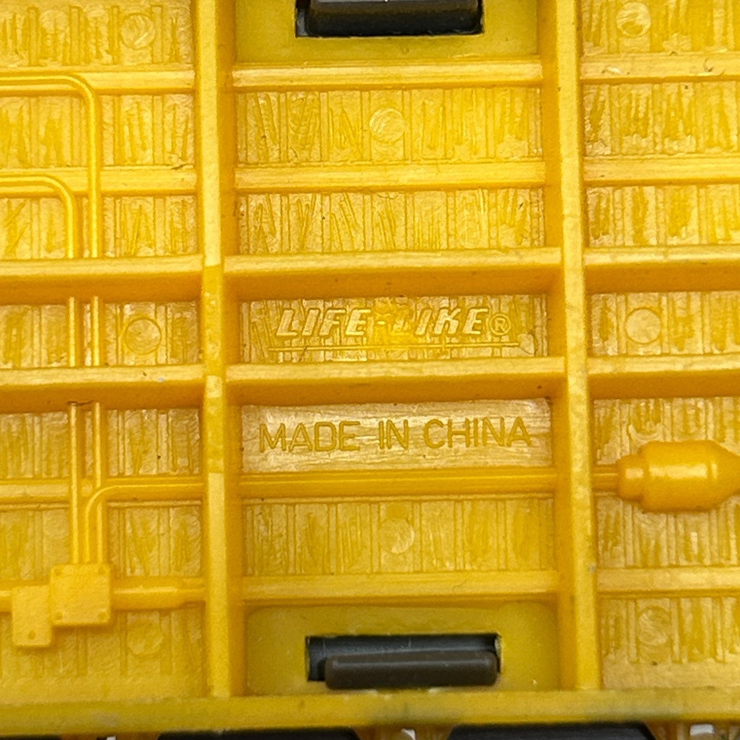 Trailer Train HO Gauge Flat Car Freight Scale Model Train Life Like Yellow