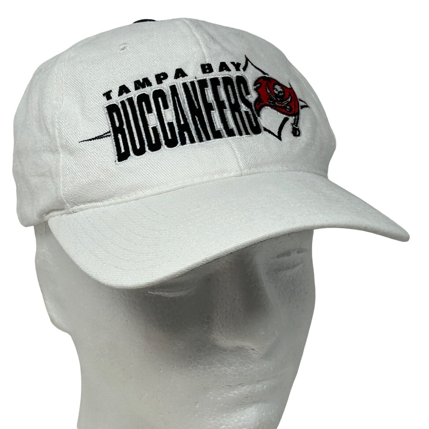 Starter Tampa Bay Buccaneers hat, white color, front view, classic style for fans