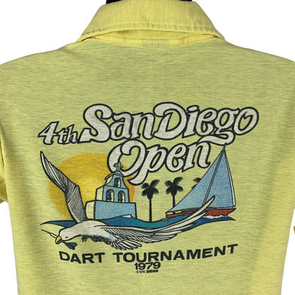 Camiseta polo vintage de los años 70 del torneo de dardos del San Diego Open Dart para hombre, de color amarillo, de tamaño mediano