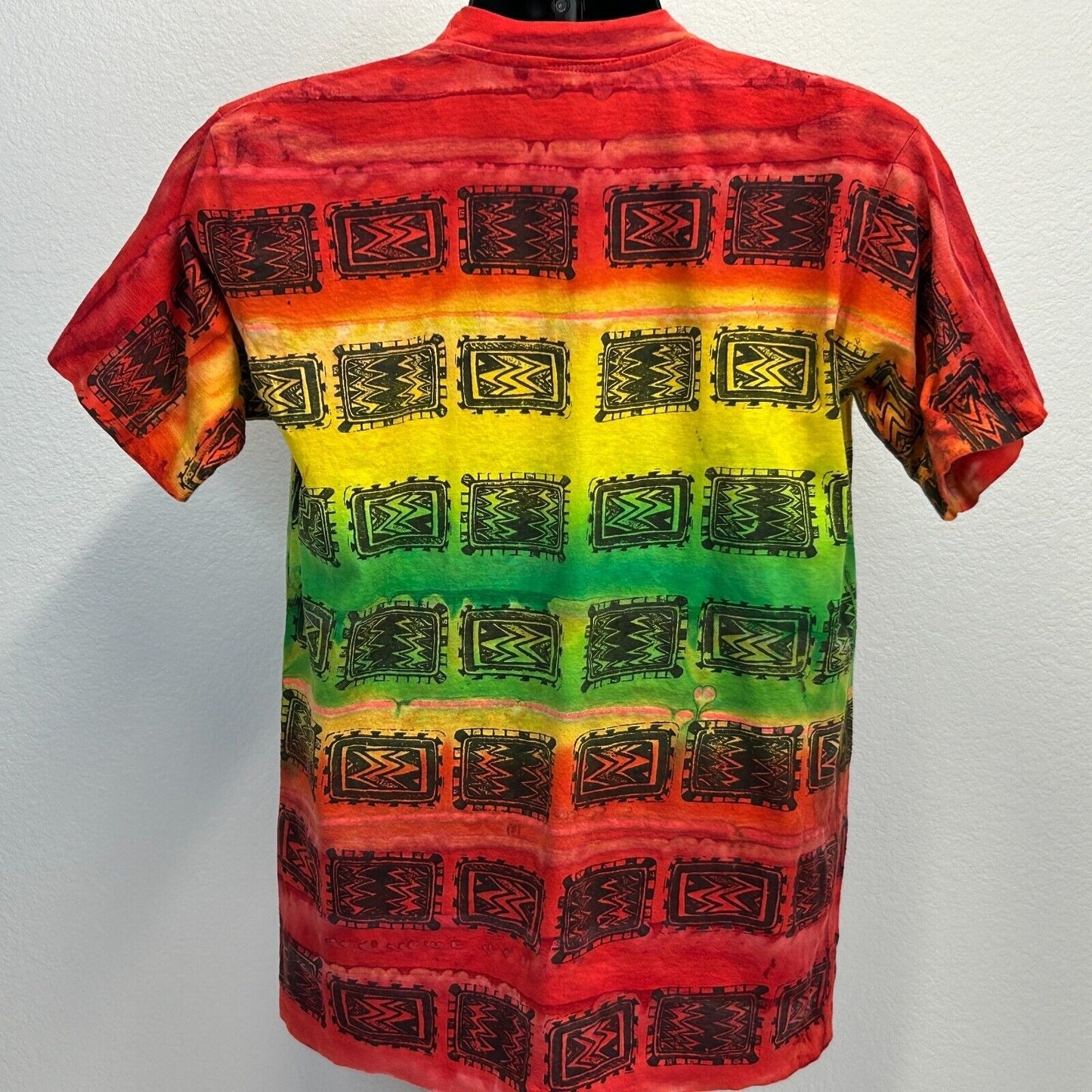 Camiseta vintage a rayas tribales aztecas grande de los años 90 con efecto tie-dye, estilo maya africano para hombre, color rojo