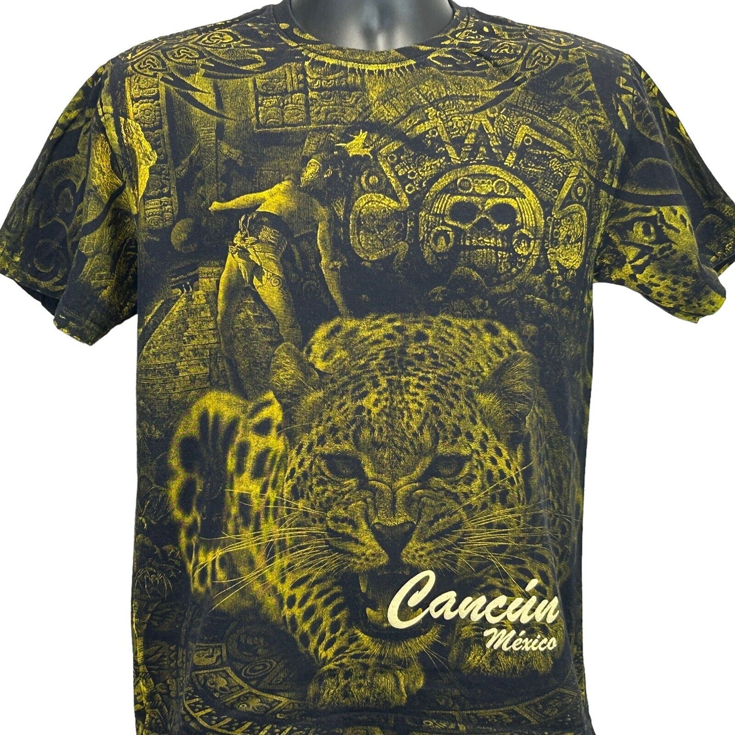 Camiseta con estampado integral Cancún México, camiseta mediana AOP con jaguar maya para hombre, color negro