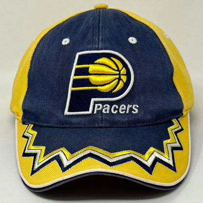 Gorra de béisbol con correa trasera de 6 paneles y diseño de la NBA de los Indiana Pacers en zigzag, color amarillo