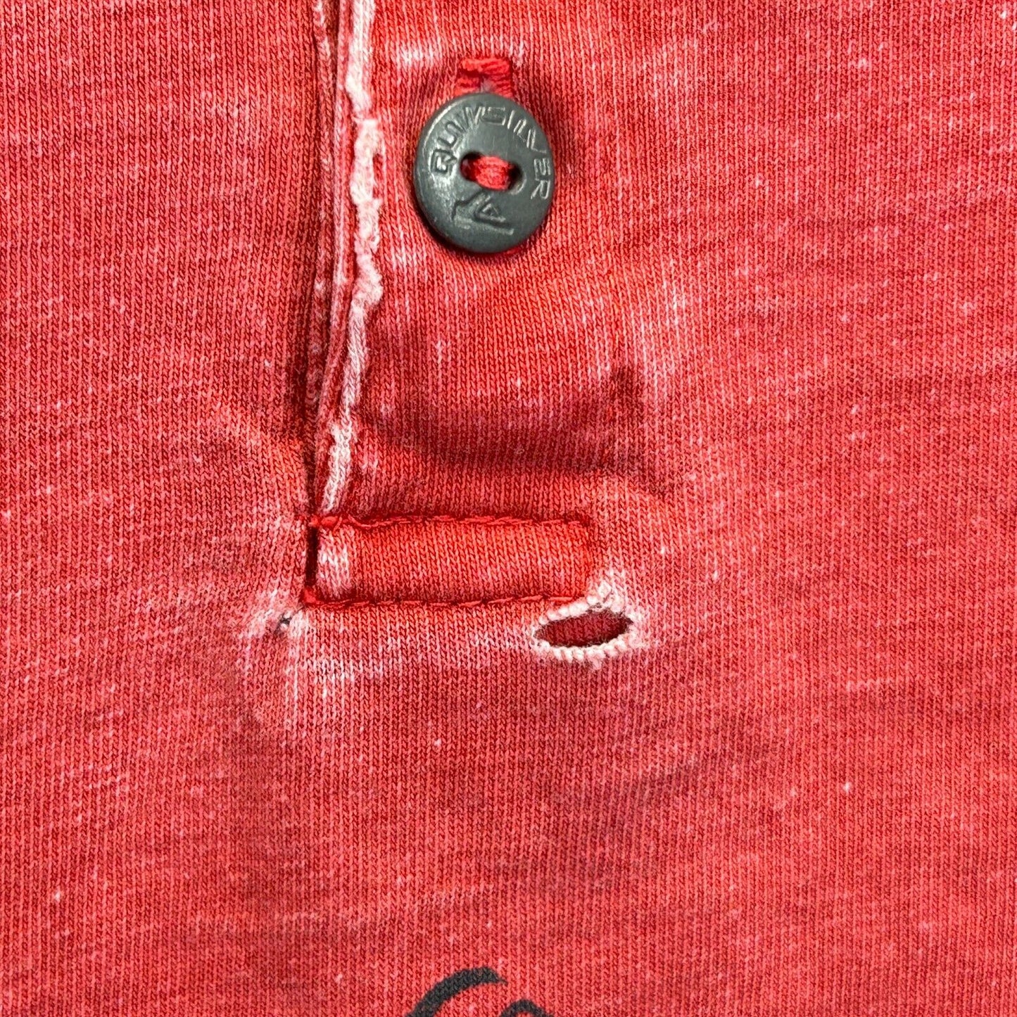 Camiseta Henley vintage desgastada de Quiksilver de los años 80 y 90, talla mediana, para surfistas, para hombre, color rojo