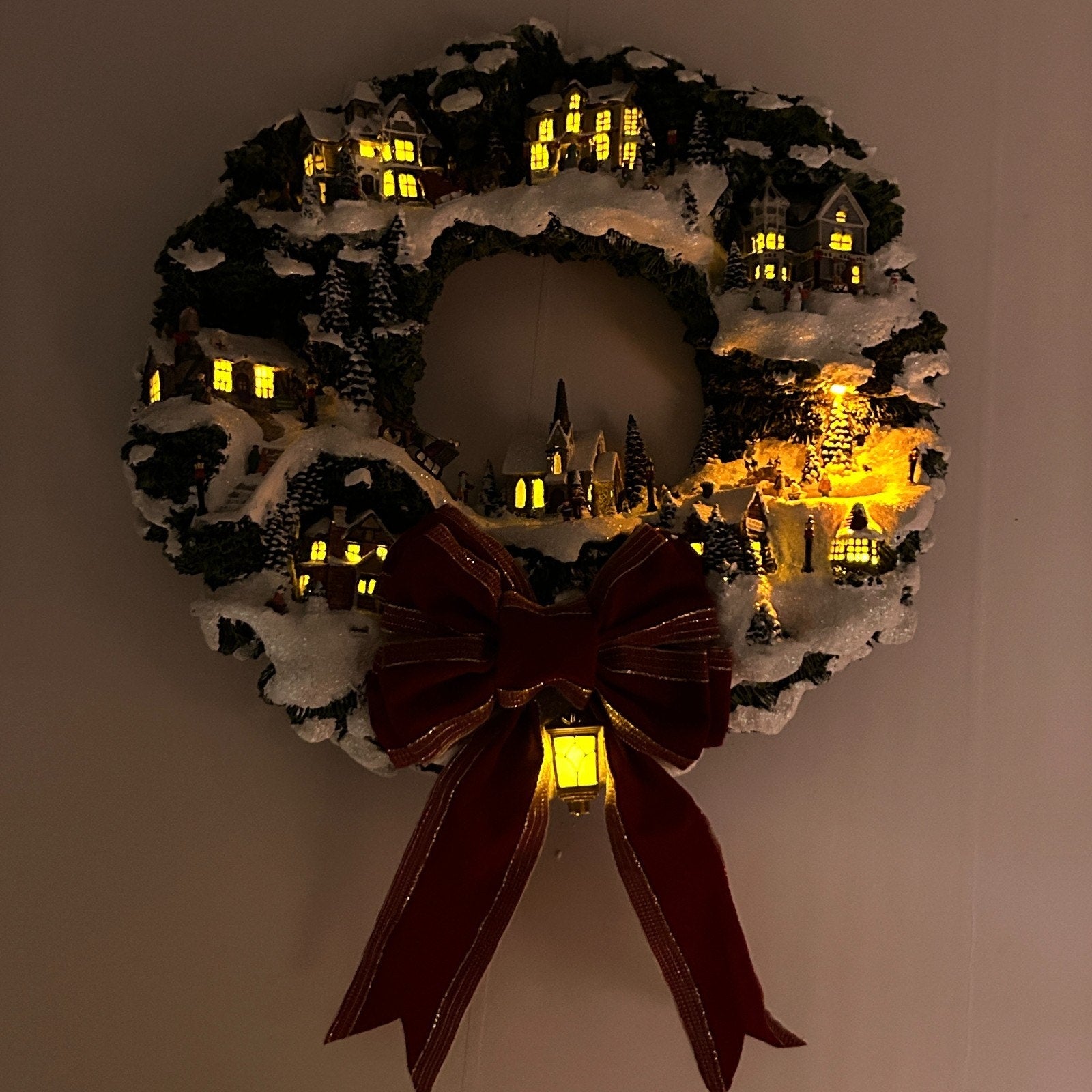 Vintage Thomas Kinkade Village Christmas Illuminated Wreath Hawthorne Light 2005 - Neon Vintage