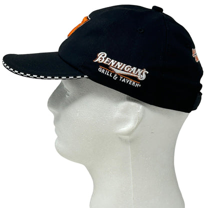 Gorra de béisbol con correa trasera de Bennigans Motorsports de Jason Jarrett de NASCAR, color negro