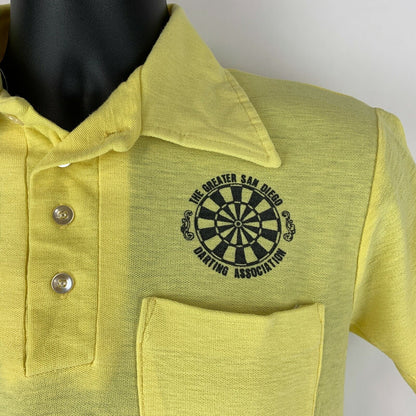 Camiseta polo vintage de los años 70 del torneo de dardos del San Diego Open Dart para hombre, de color amarillo, de tamaño mediano