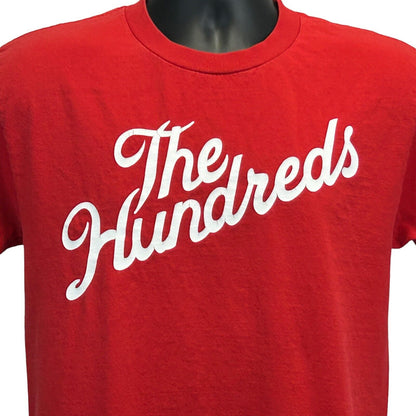 Camiseta de The Hundreds, talla mediana, estilo urbano, con gráfico Spellout Bomb para hombre, color rojo