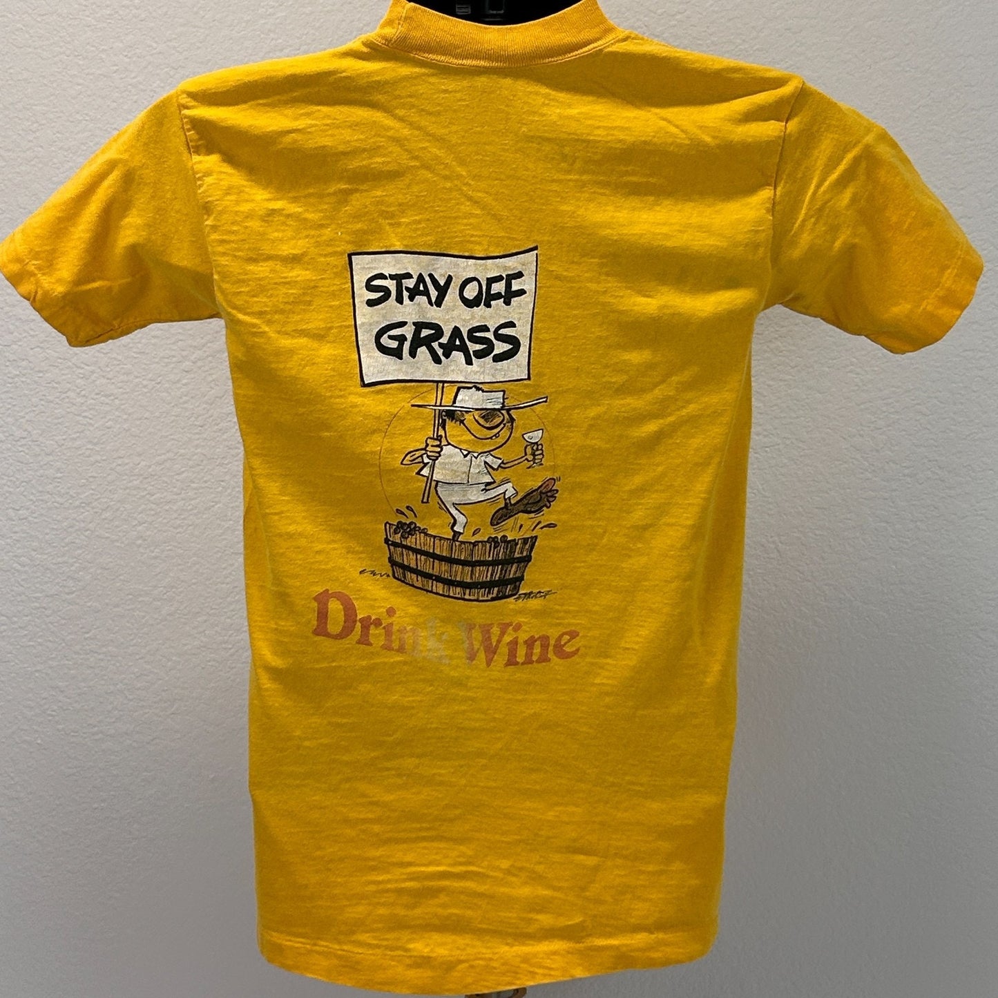 Vintage 70s Steer N Stein Stay Off Grass Drink Wine T Shirt Yellow XS X-Small