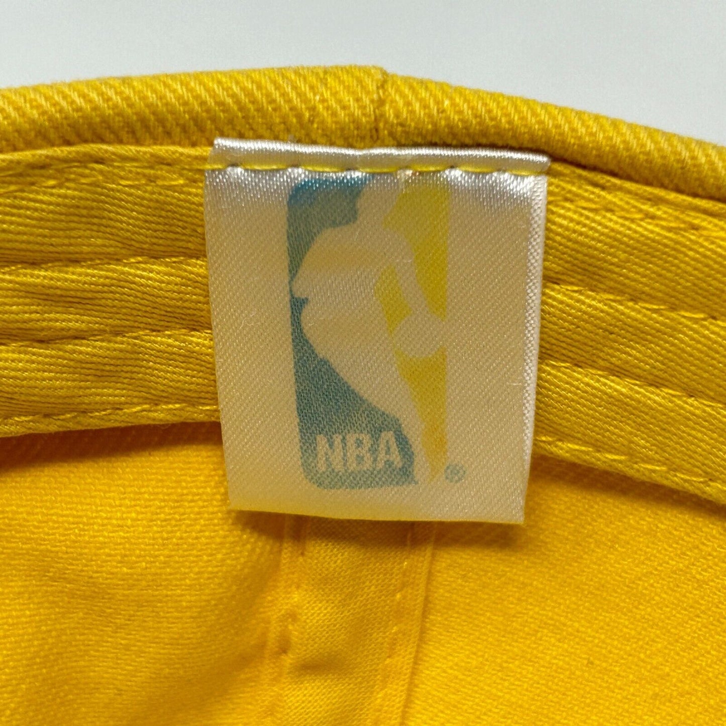 Gorra de béisbol con correa trasera de 6 paneles y diseño de la NBA de los Indiana Pacers en zigzag, color amarillo