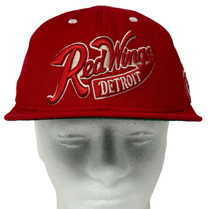 Gorra de béisbol con seis paneles y cierre a presión de Reebok en color rojo con la inscripción Detroit Red Wings