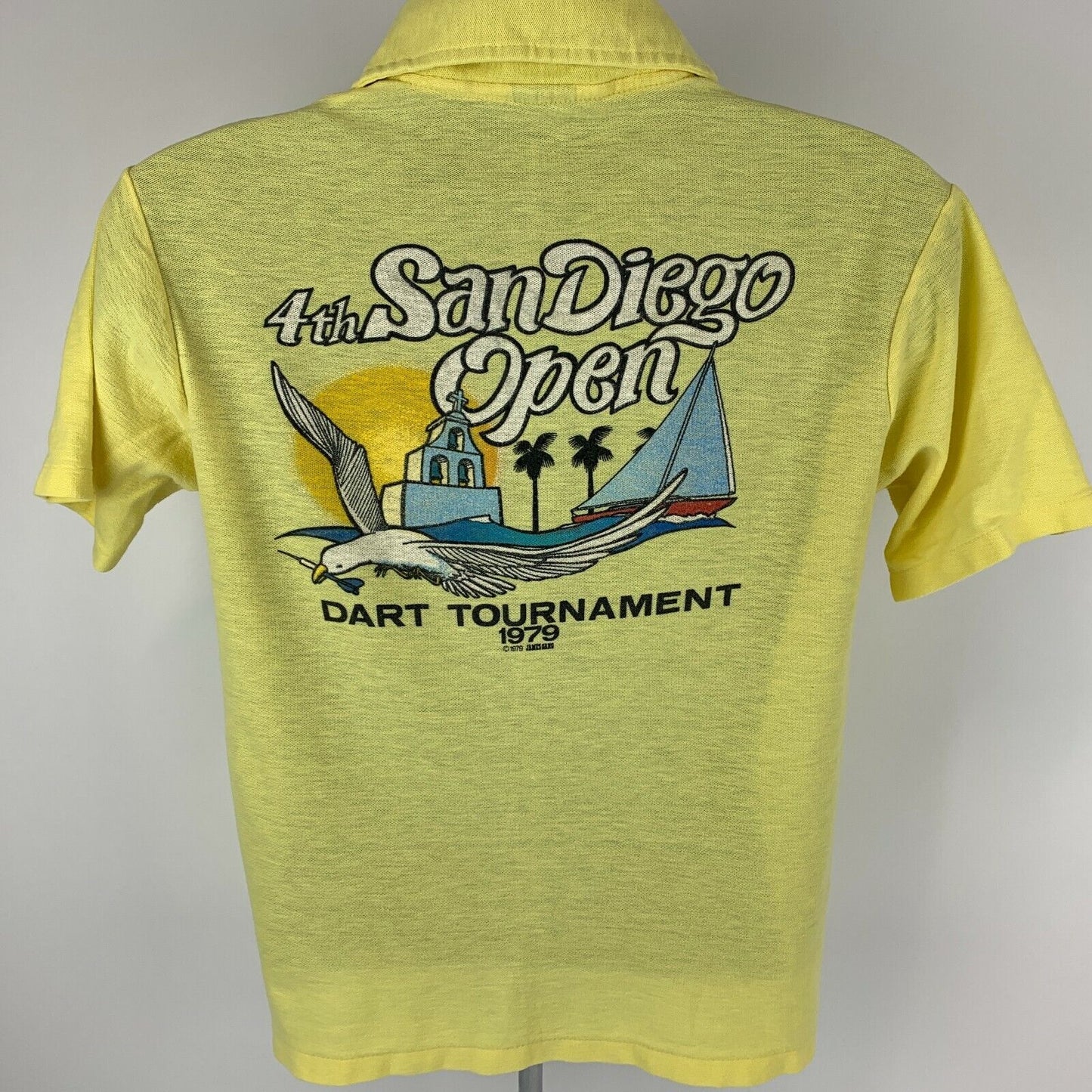 Camiseta polo vintage de los años 70 del torneo de dardos del San Diego Open Dart para hombre, de color amarillo, de tamaño mediano