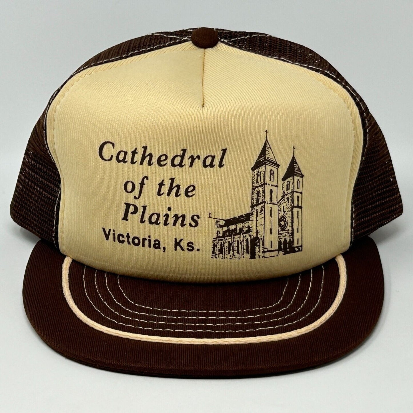 Gorra de béisbol estilo camionero vintage de la Catedral de las Llanuras, color marrón de Victoria, Kansas