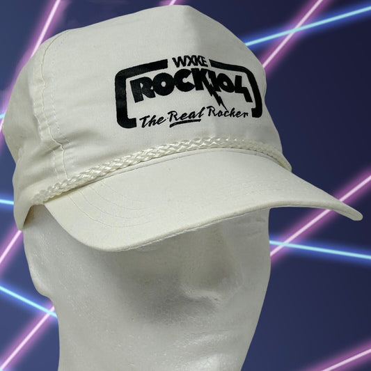 Gorra de béisbol vintage WXKE Rock 104 de Fort Wayne, Indiana, con cordón de cuerda, color blanco