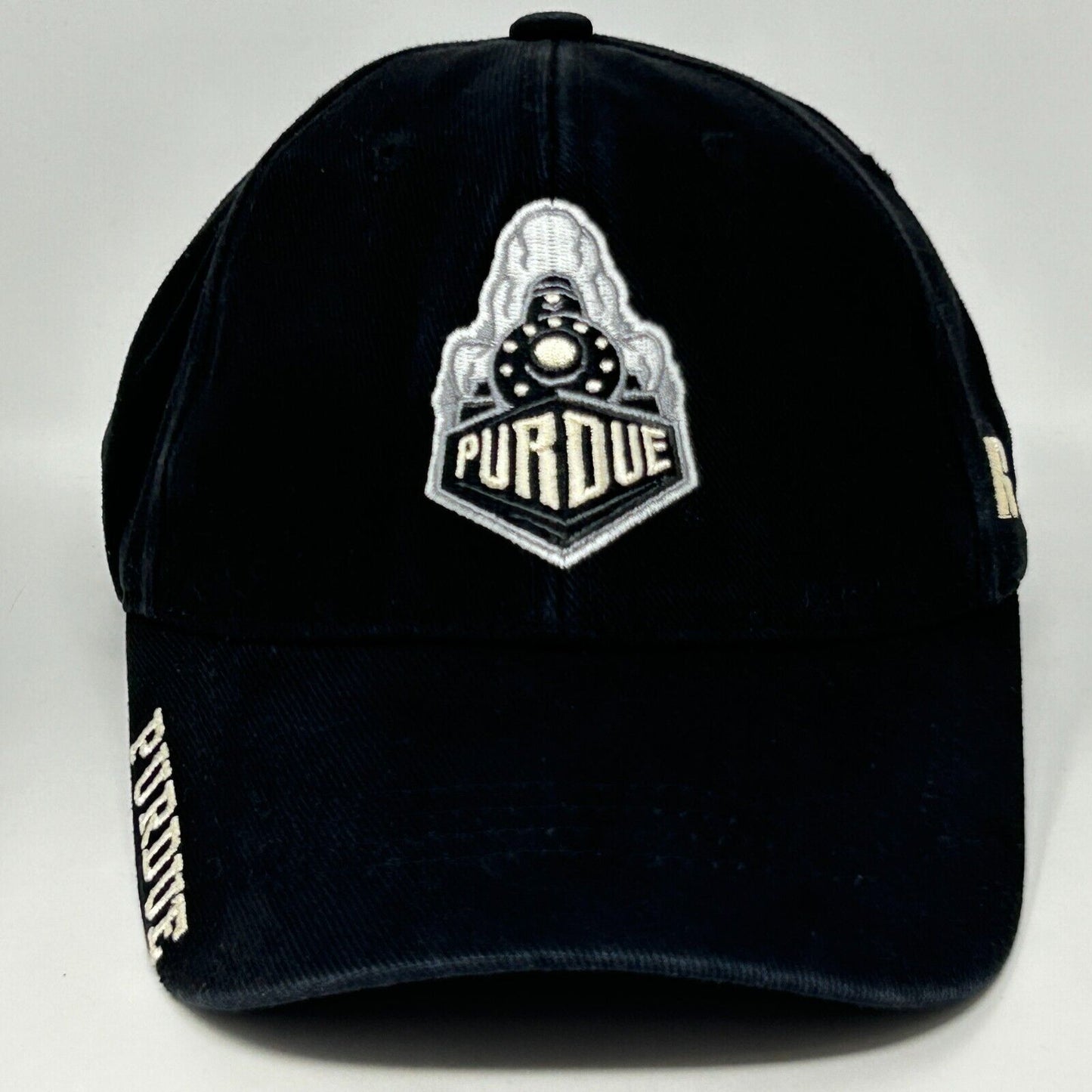 Gorra de béisbol con correa trasera negra de los Boilersmakers de la Universidad de Purdue Russell Athletic