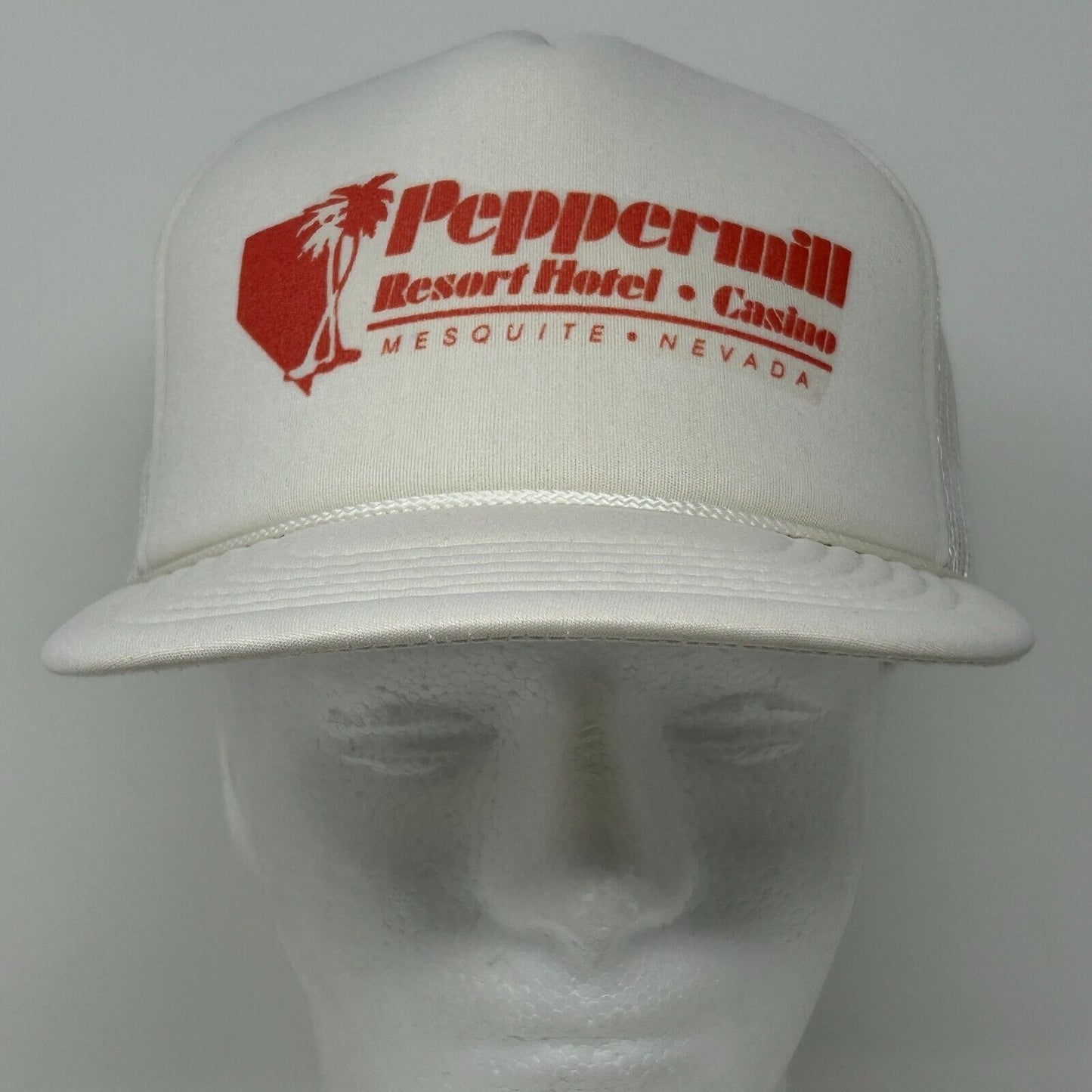 Gorra de béisbol estilo camionero del casino del hotel Peppermill de la época, Mesquite, Nevada, color blanco