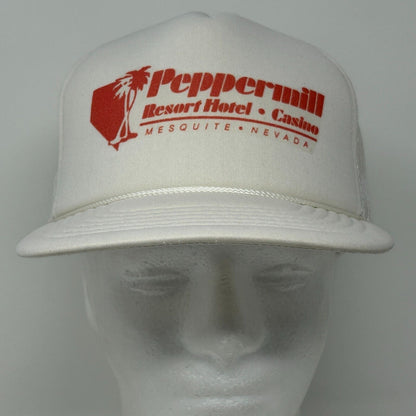 Gorra de béisbol estilo camionero del casino del hotel Peppermill de la época, Mesquite, Nevada, color blanco