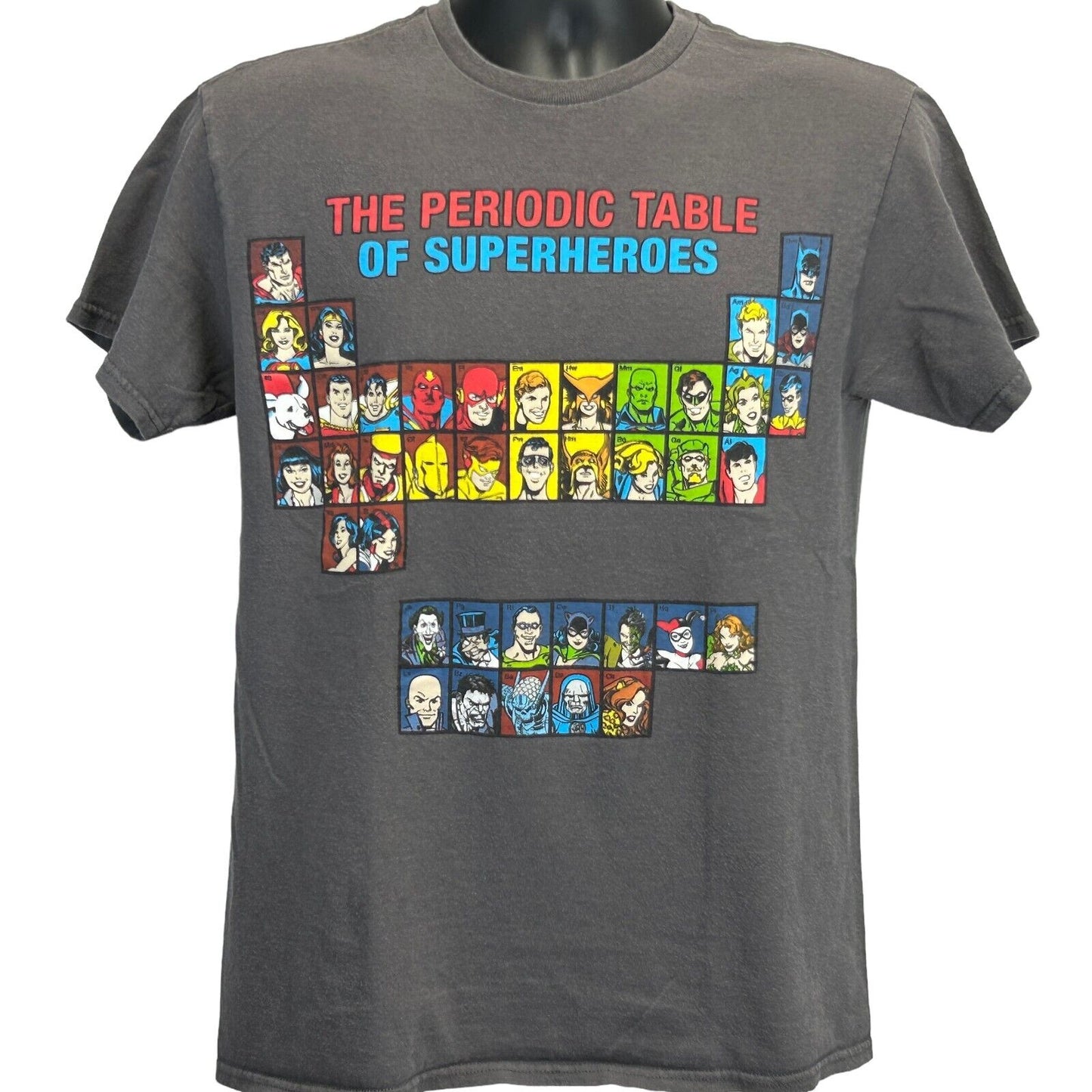 Camiseta de la tabla periódica de superhéroes, camiseta pequeña de cómics de DC Comics, color gris