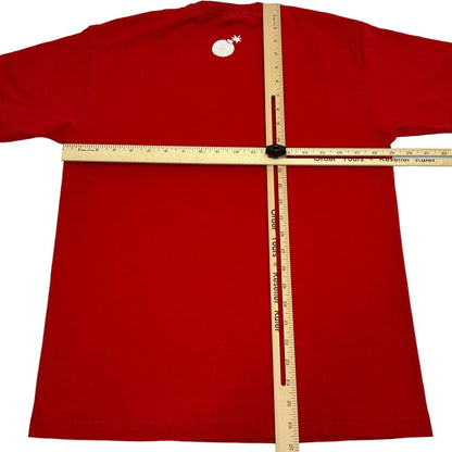 Camiseta de The Hundreds, talla mediana, estilo urbano, con gráfico Spellout Bomb para hombre, color rojo