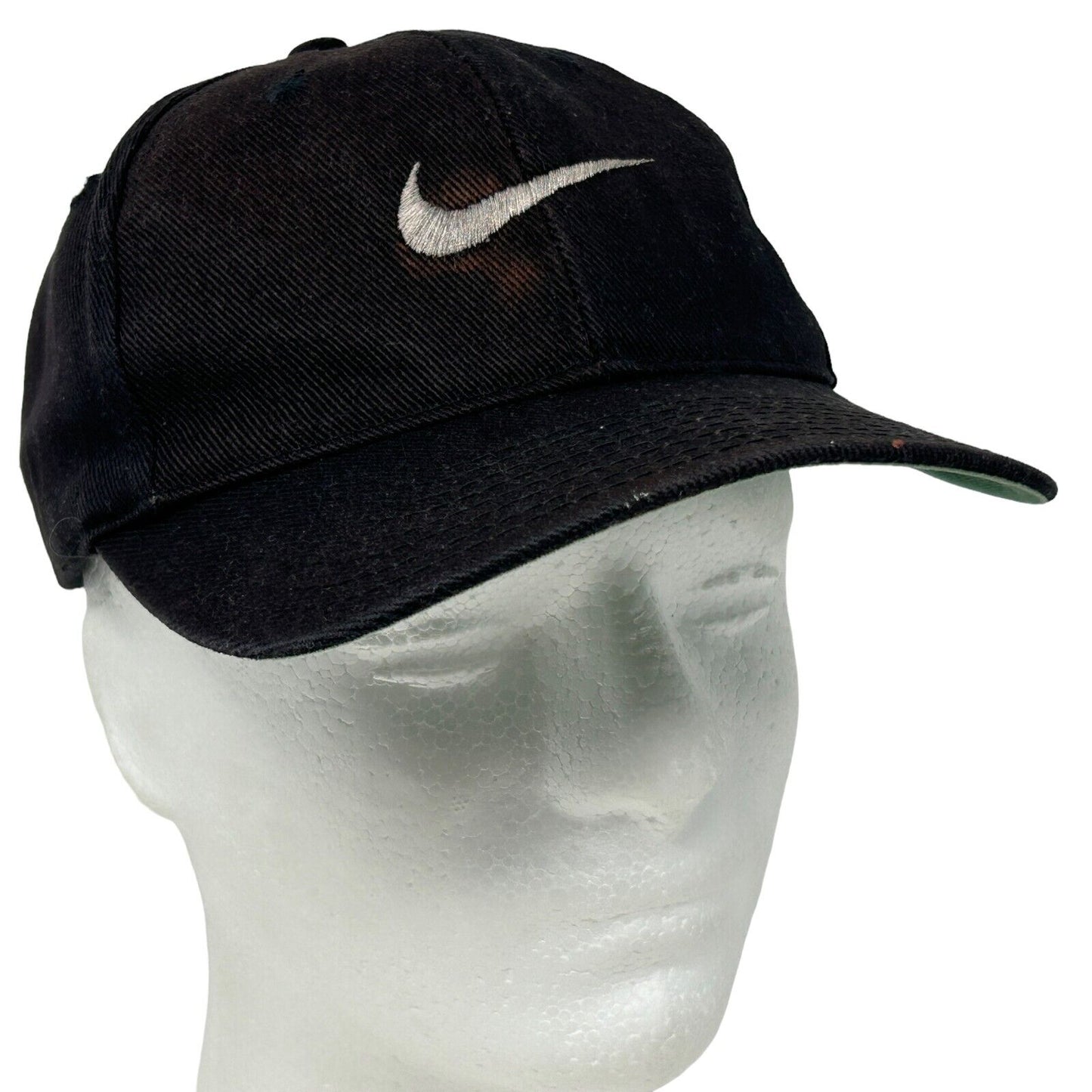 Gorra de béisbol Nike con logo Swoosh central desgastado, estilo vintage de los años 90, color negro