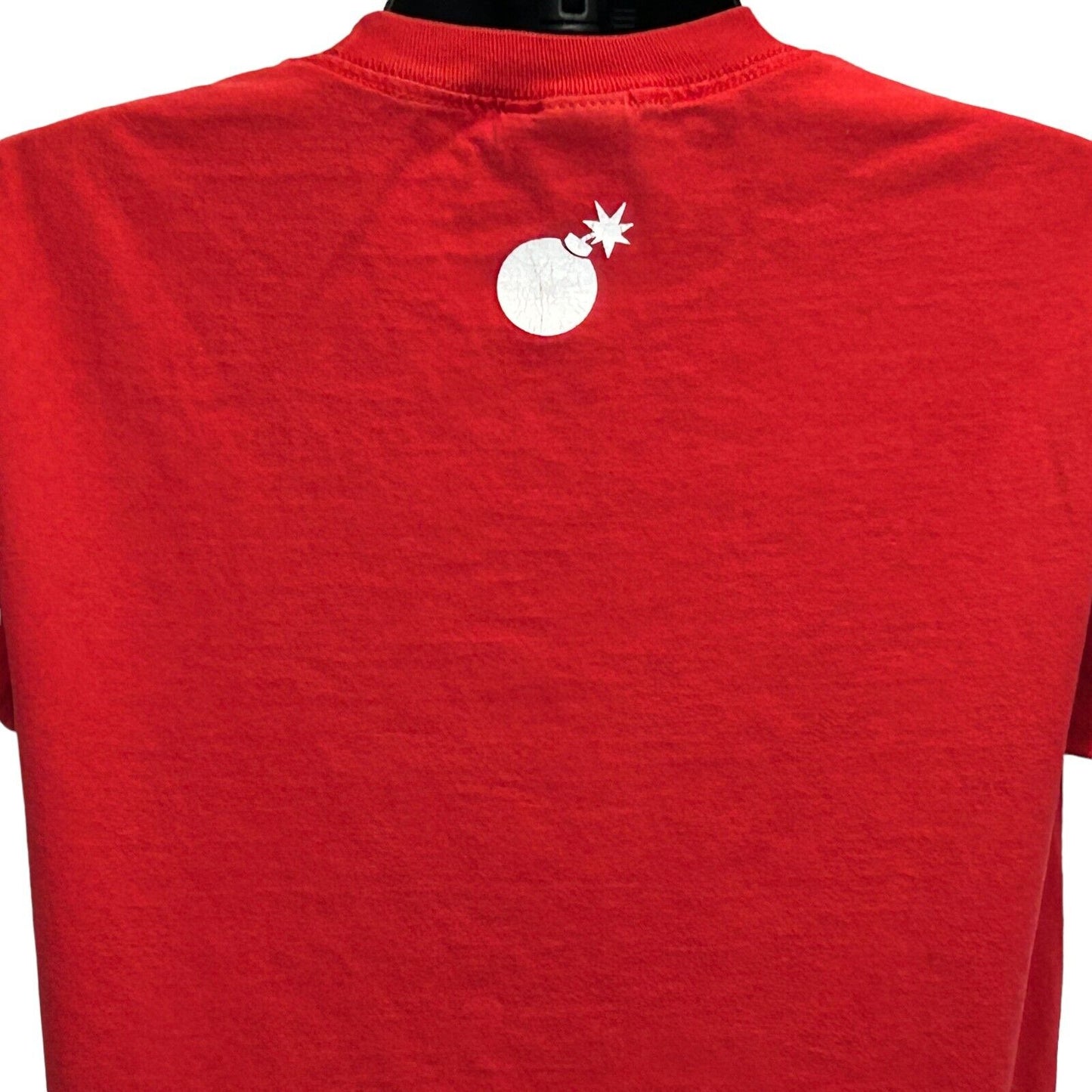 Camiseta de The Hundreds, talla mediana, estilo urbano, con gráfico Spellout Bomb para hombre, color rojo