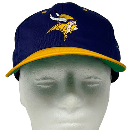 Gorra de béisbol de fútbol americano de la NFL vintage de los Minnesota Vikings, color morado, años 90, con cierre a presión