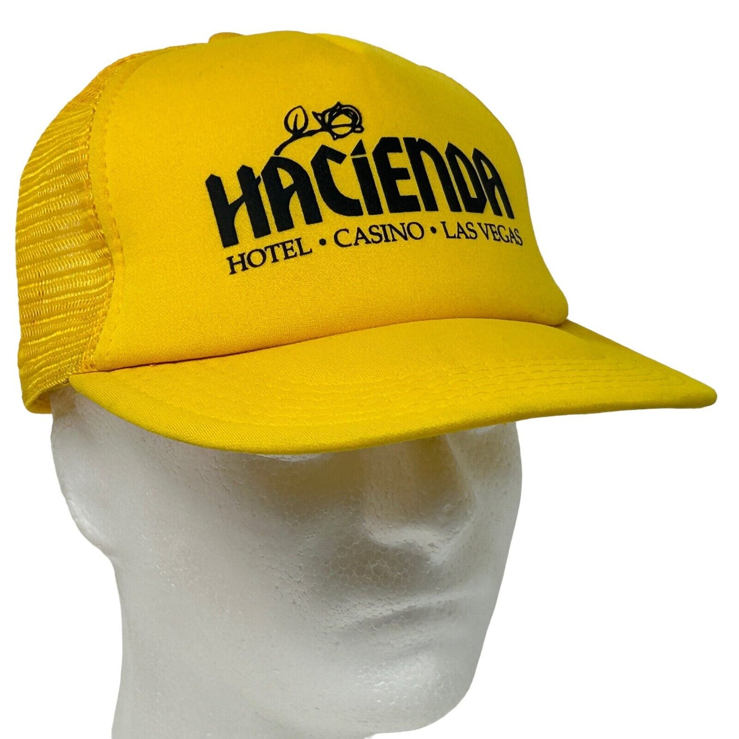 Gorra de camionero vintage de los años 90 del casino Hacienda Gorra de béisbol con cierre trasero amarilla de Las Vegas