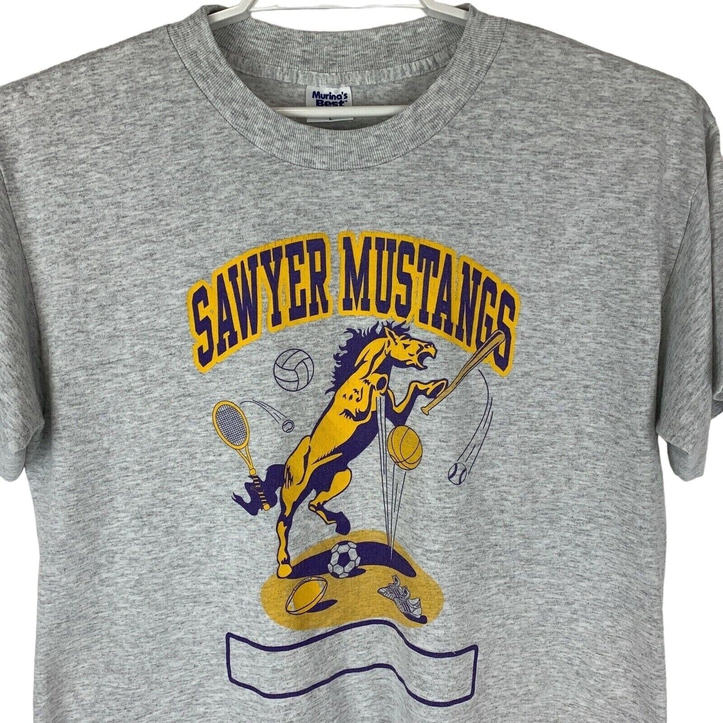 Camiseta vintage de educación física de la escuela Sawyer Mustangs, gran camiseta de educación física de los años 90 para hombre, color gris