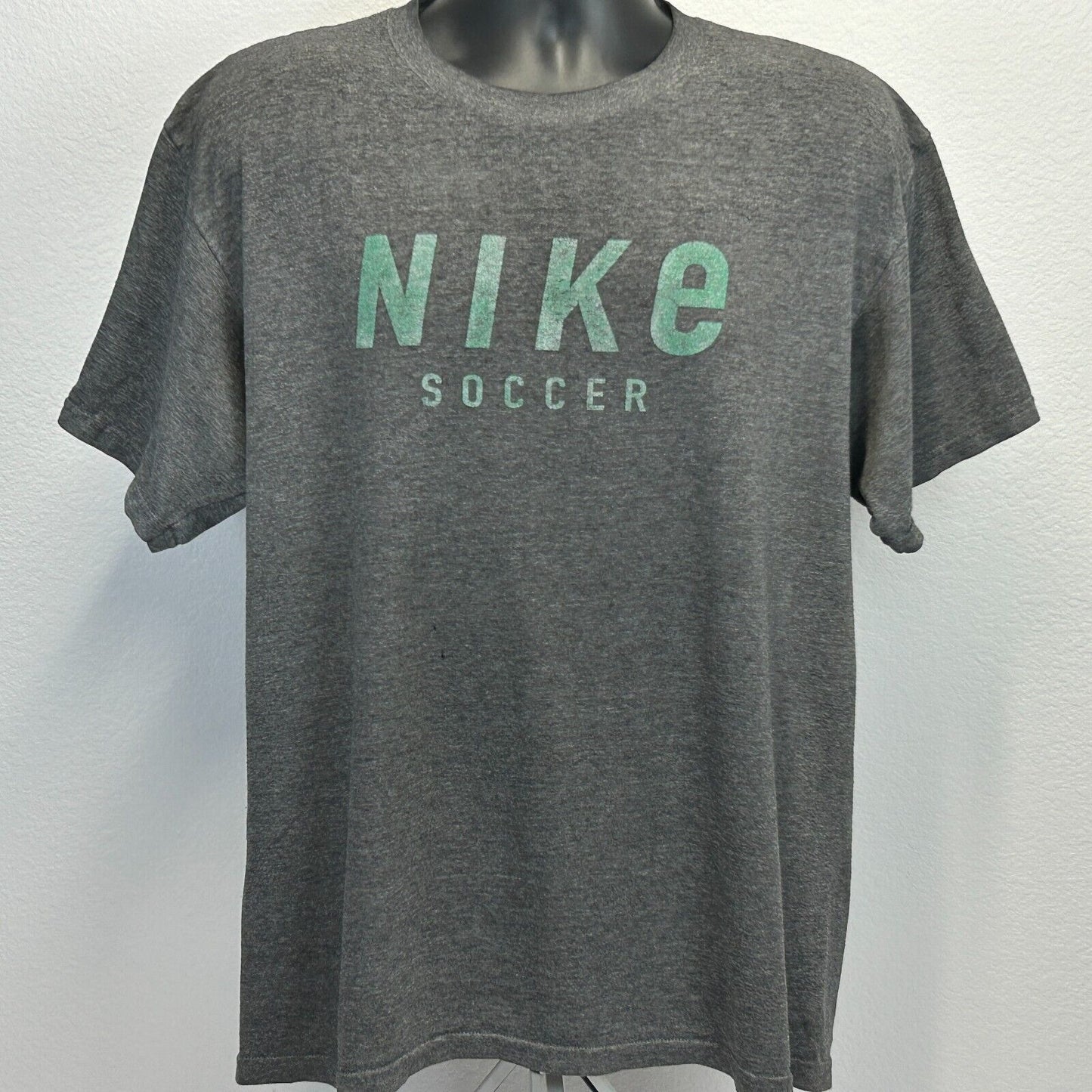 Camiseta de fútbol Nike desgastada vintage para hombre, talla mediana, fabricada en EE. UU., color gris