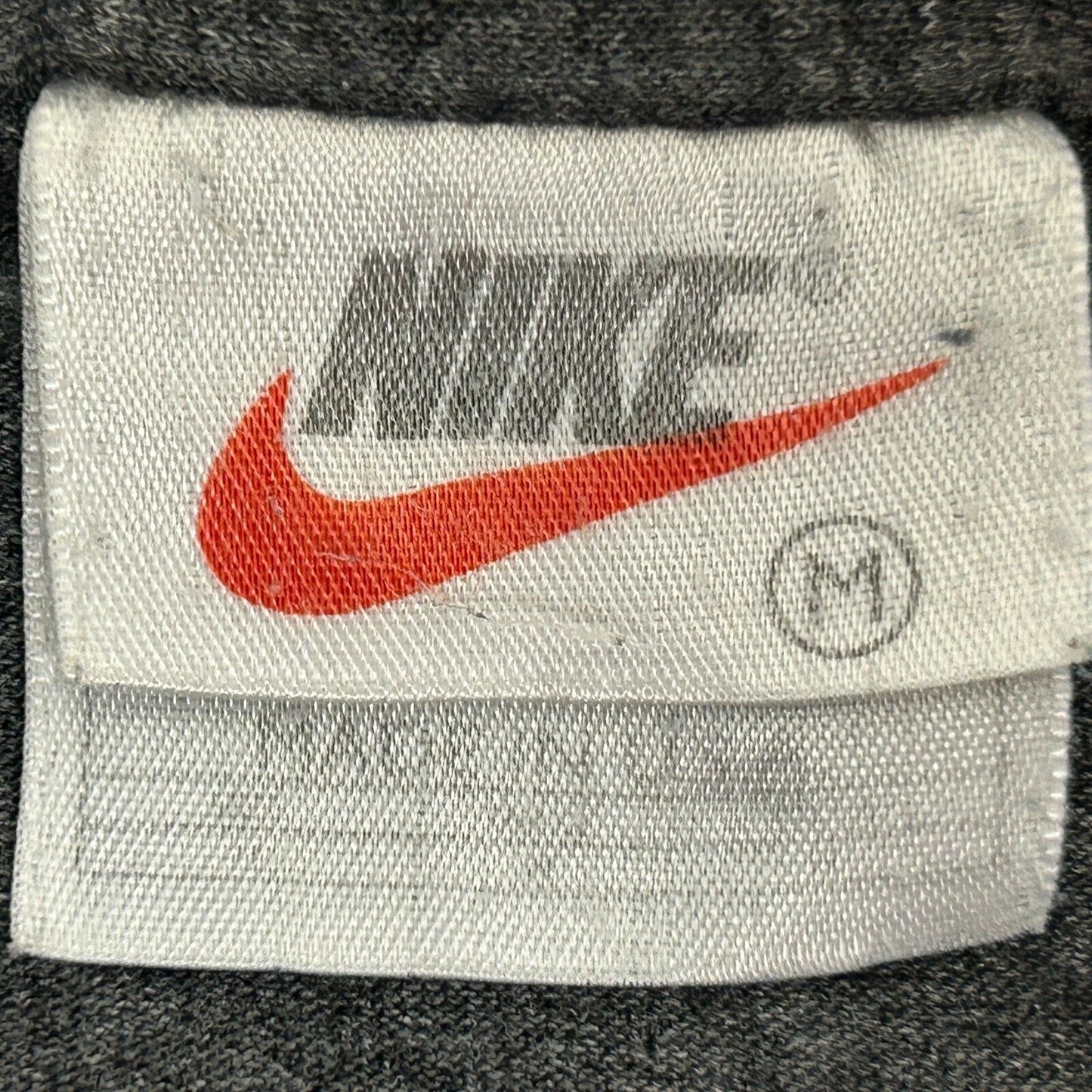 Camiseta de fútbol Nike desgastada vintage para hombre, talla mediana, fabricada en EE. UU., color gris