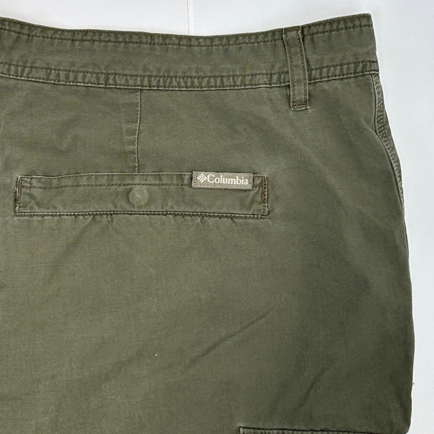 Columbia Sportswear Chino Cargo Shorts Mens Size 42 Pockets Flat Front Green