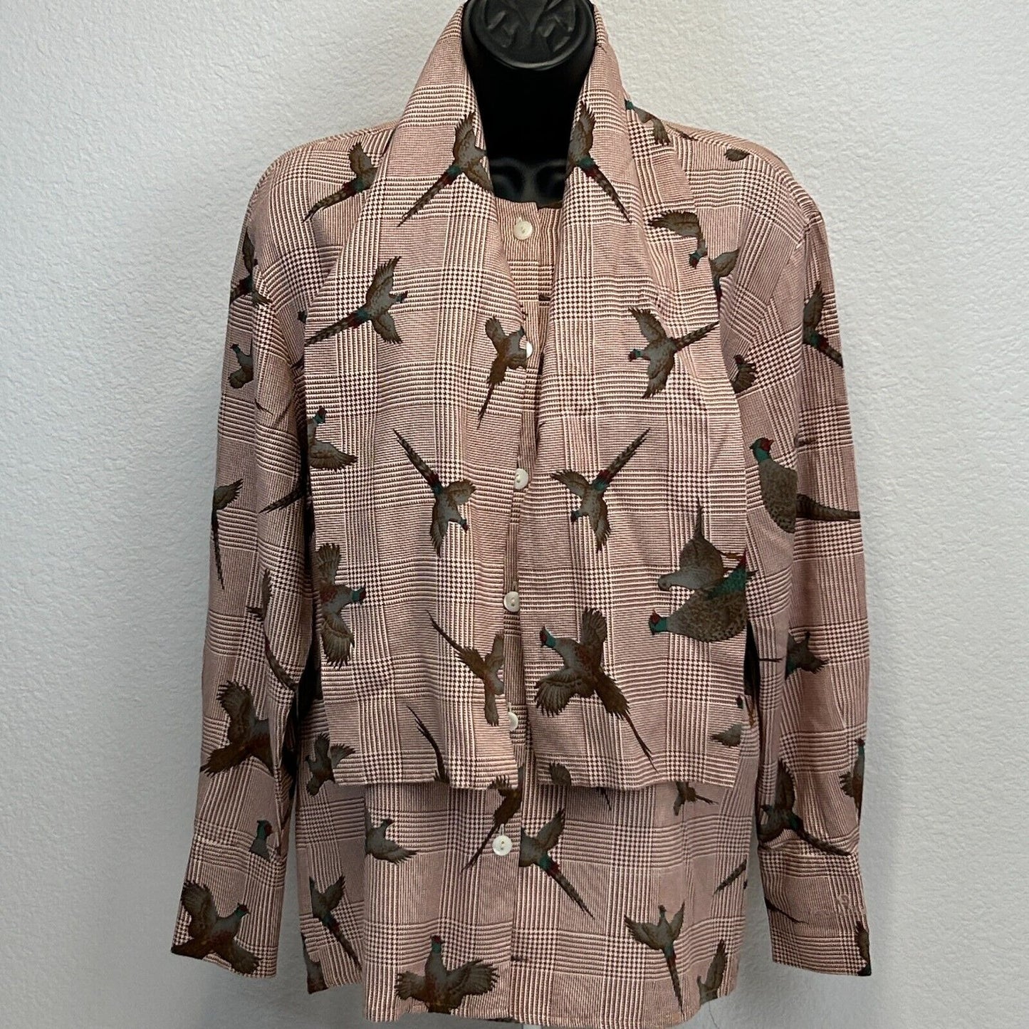 Camisa vintage Etienne Aigner con botones delanteros para mujer, cuello con lazo y faisanes pequeños, color rojo