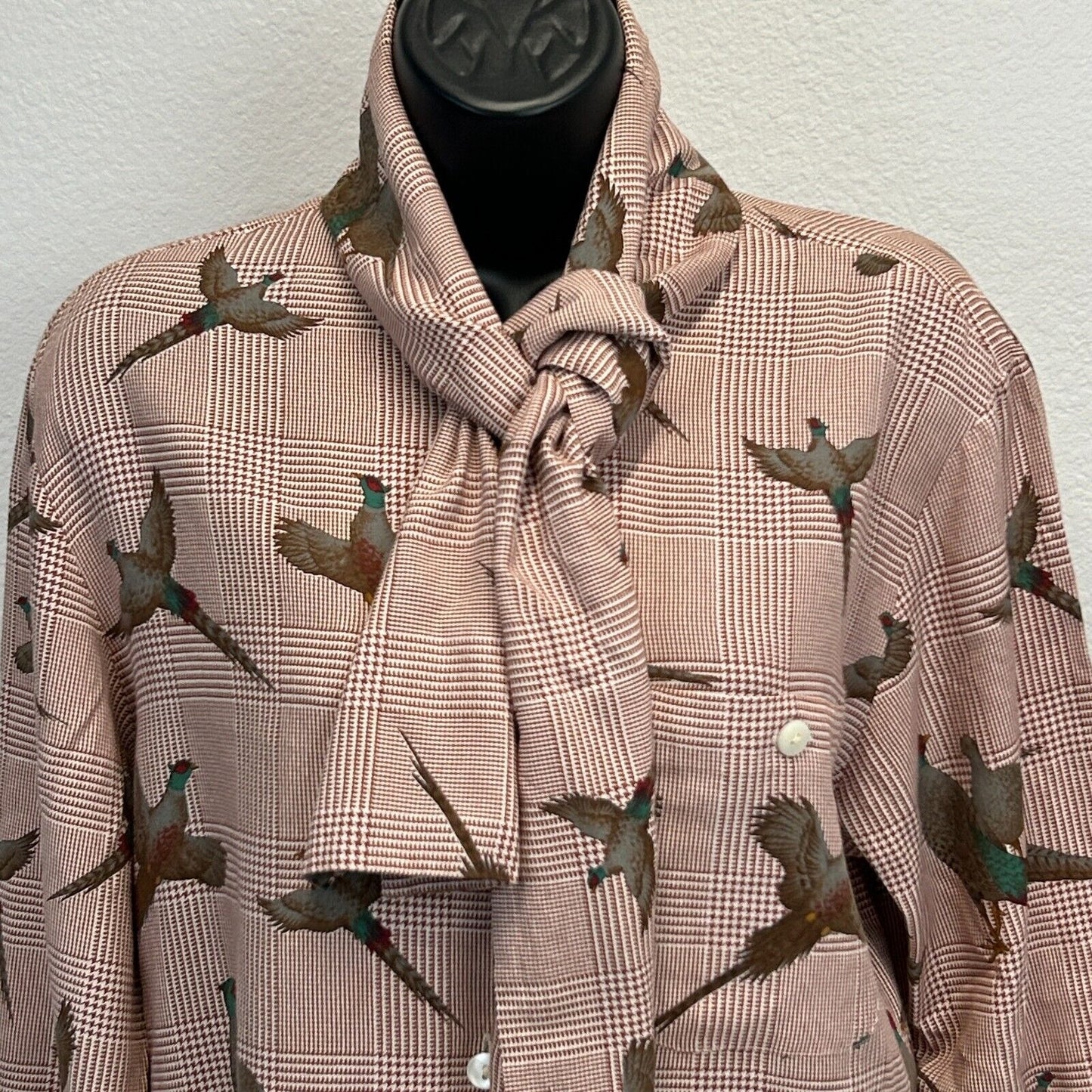 Camisa vintage Etienne Aigner con botones delanteros para mujer, cuello con lazo y faisanes pequeños, color rojo