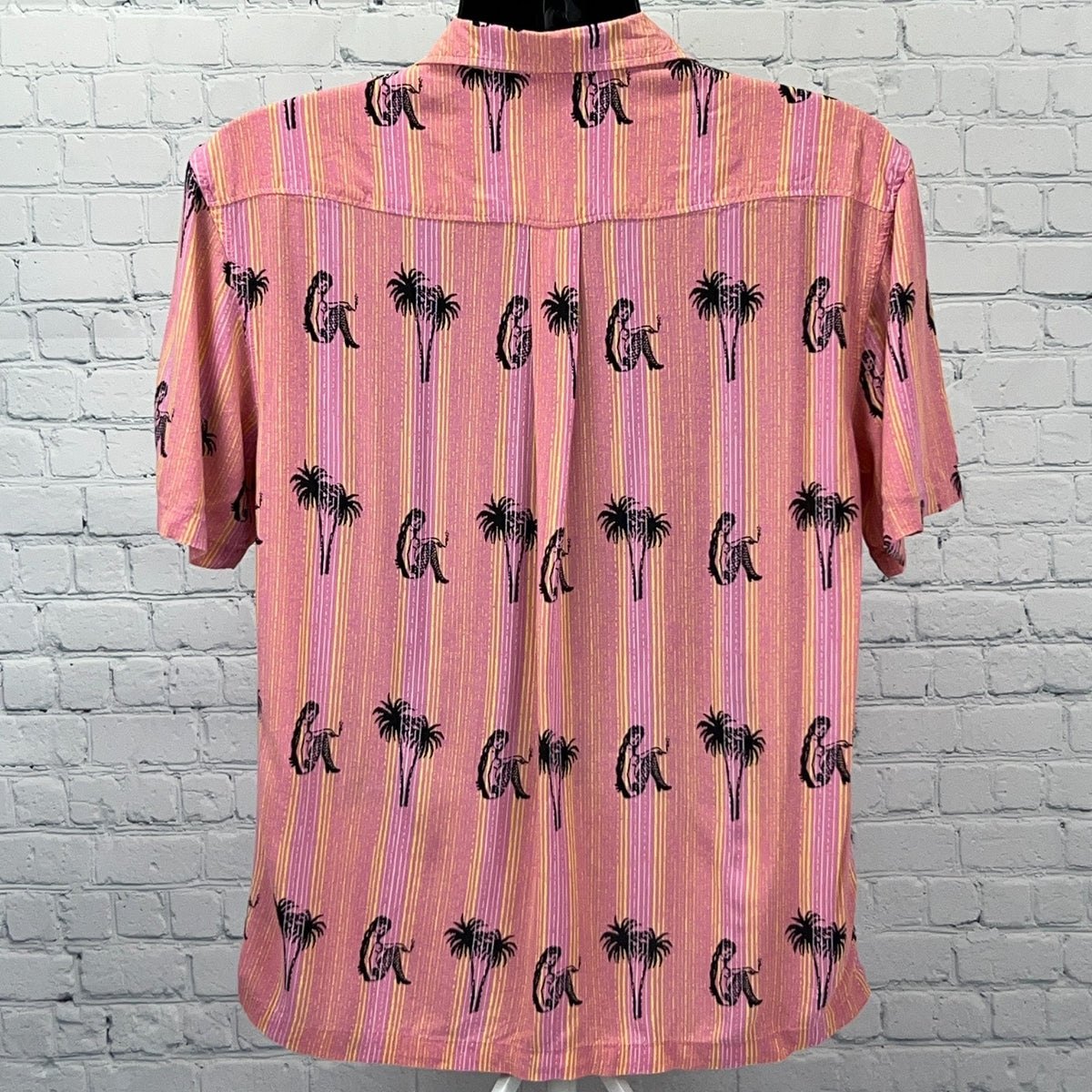 Lost Enterprises Hawaiian Camp Shirt Mens M Medium Pink Pin Up Girl Surfer Skate