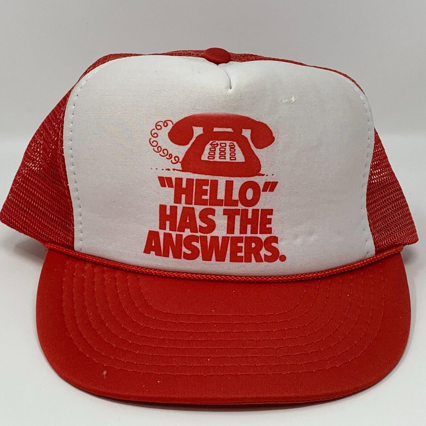 Gorra de béisbol de malla roja de los años 80 con el mensaje "Hola, tienes las respuestas" y el teléfono