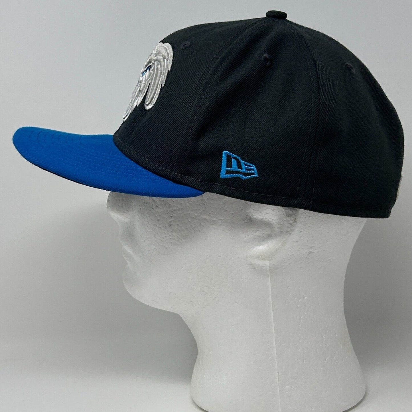 New Era baseball hat in black and blue, 1 side view