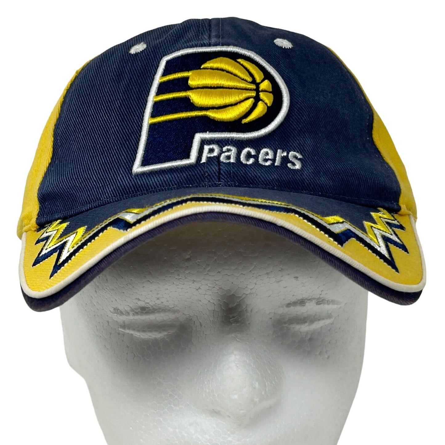 Gorra de béisbol con correa trasera de 6 paneles y diseño de la NBA de los Indiana Pacers en zigzag, color amarillo