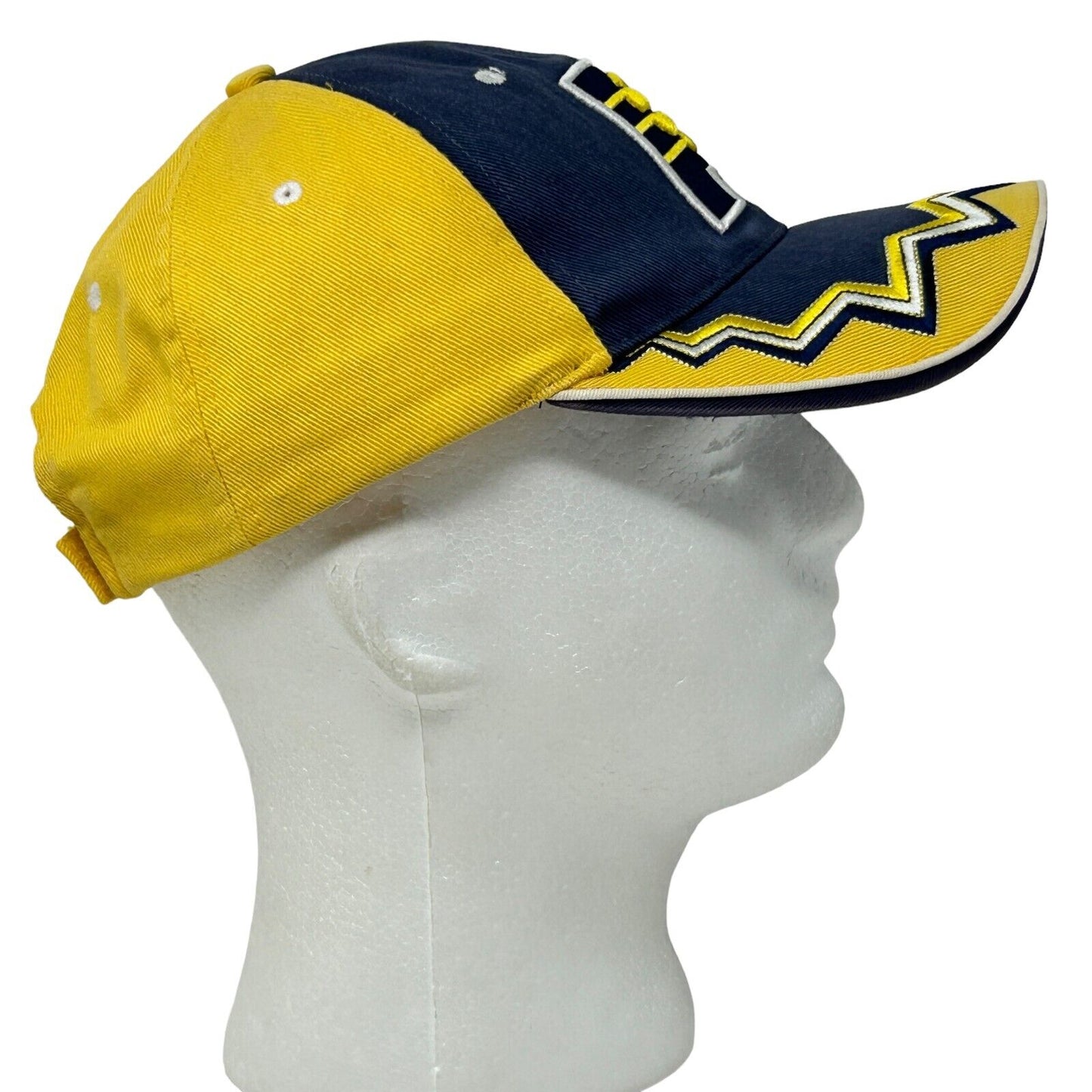 Gorra de béisbol con correa trasera de 6 paneles y diseño de la NBA de los Indiana Pacers en zigzag, color amarillo