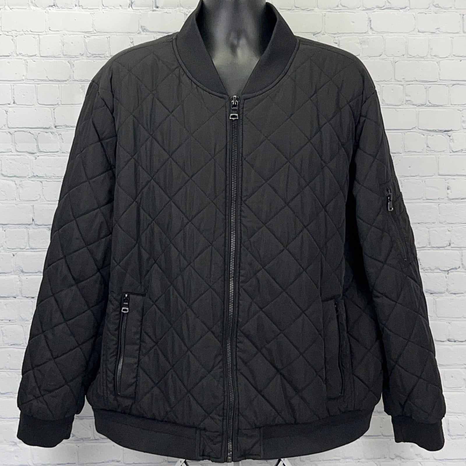 Calvin Klein Black Quilted Jacket in Large with Front Zipper and Side Pockets