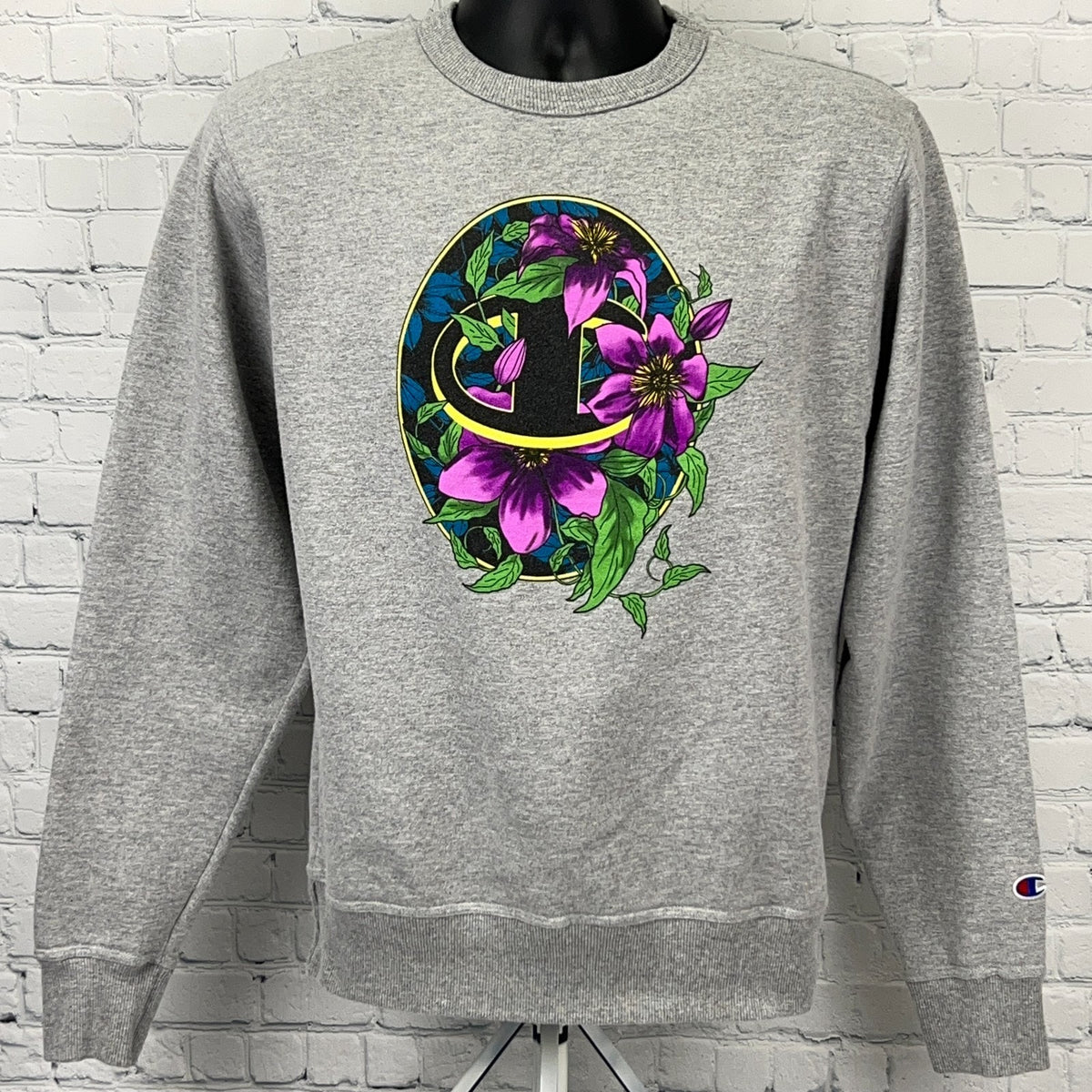 Champion Sweatshirt in grey with colorful floral graphic design for a vintage look