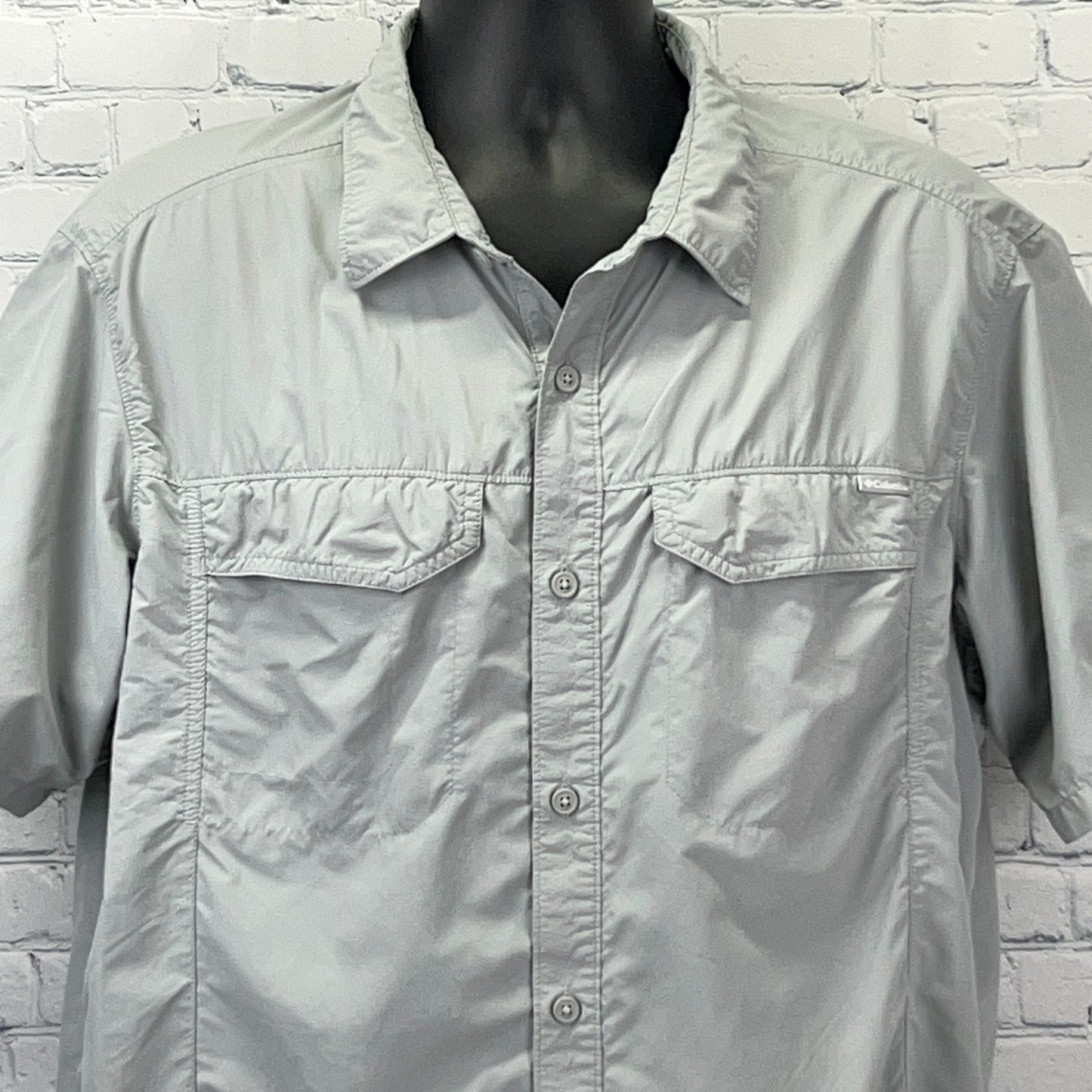 Columbia Men's Short Sleeve Shirt in Light Gray with Front Pockets and Button Closure