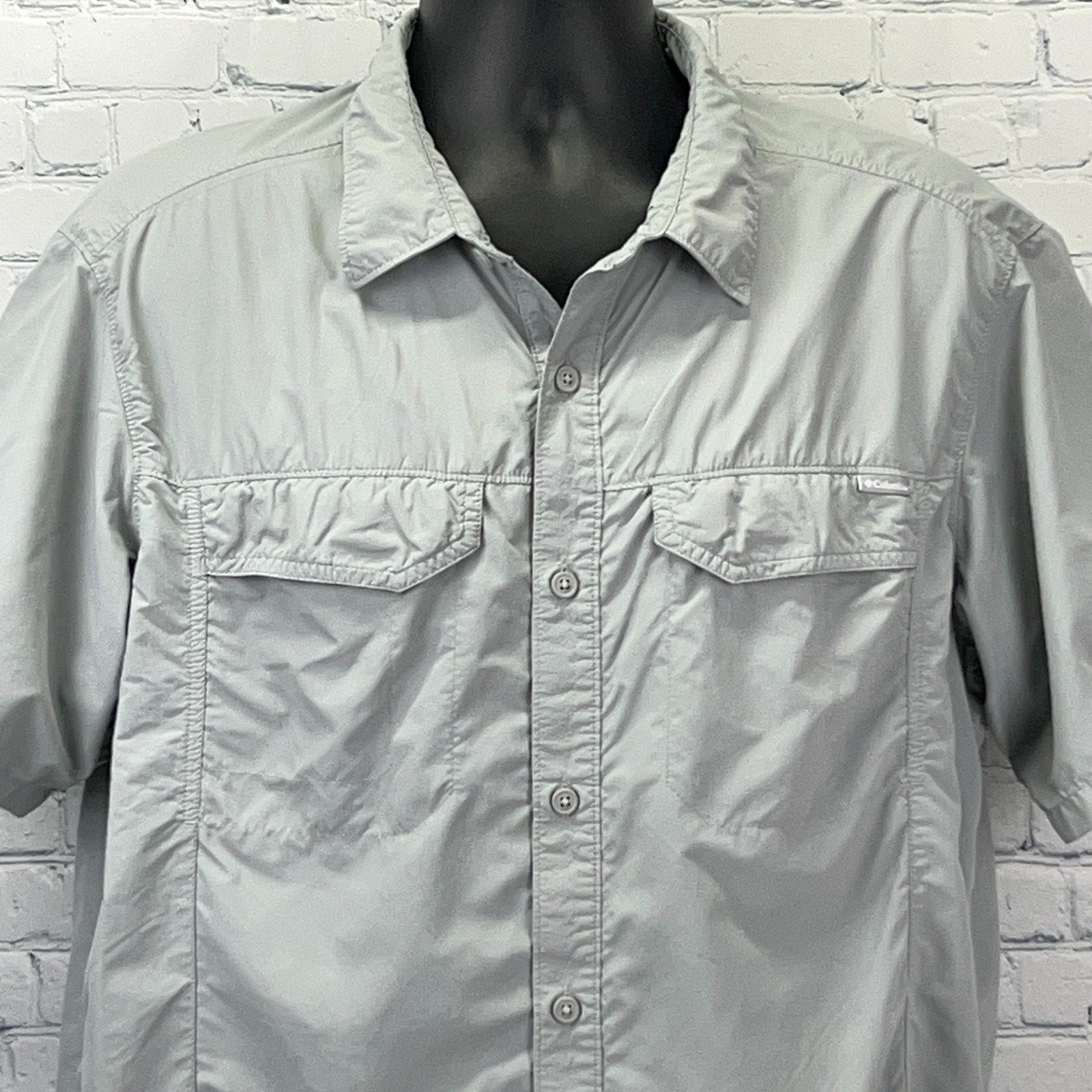 Columbia Men's Short Sleeve Shirt in Light Gray with Front Pockets and Button Closure