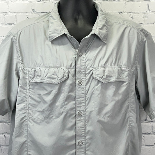 Columbia Men's Short Sleeve Shirt in Light Gray with Front Pockets and Button Closure
