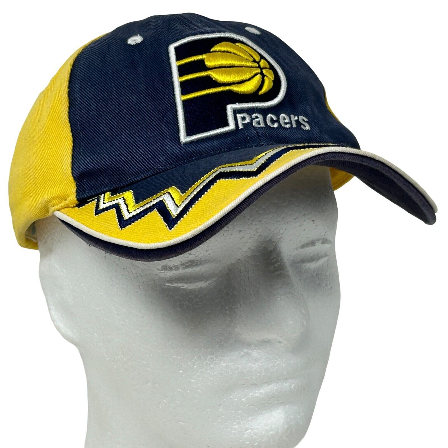 Gorra de béisbol con correa trasera de 6 paneles y diseño de la NBA de los Indiana Pacers en zigzag, color amarillo