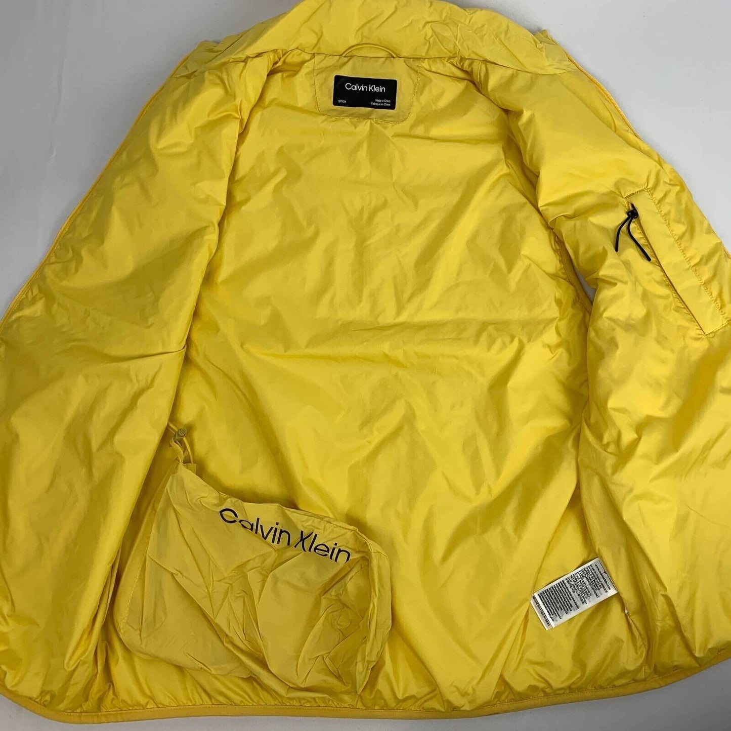 Calvin Klein CK Chaleco Amarillo Hasta la cintura Bolsillos con cremallera Cuello simulado Empacable Pequeño