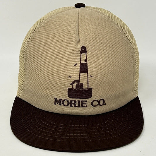 Gorra de béisbol estilo camionero vintage de The Morie Company, con diseño de faro y cierre tipo snapback en color beige