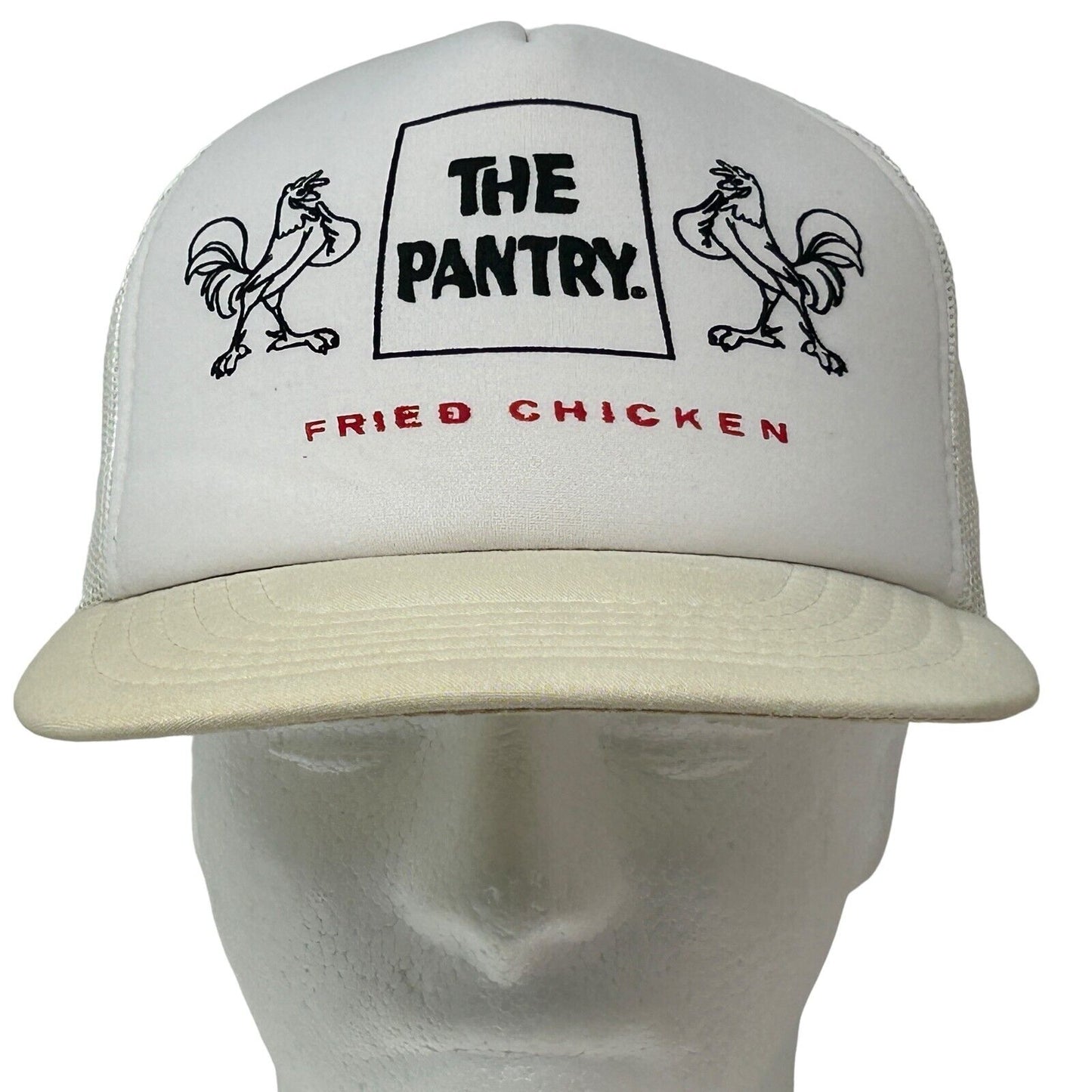 Gorra de béisbol blanca con cierre trasero de la marca The Pantry Fried Chicken de los años 80