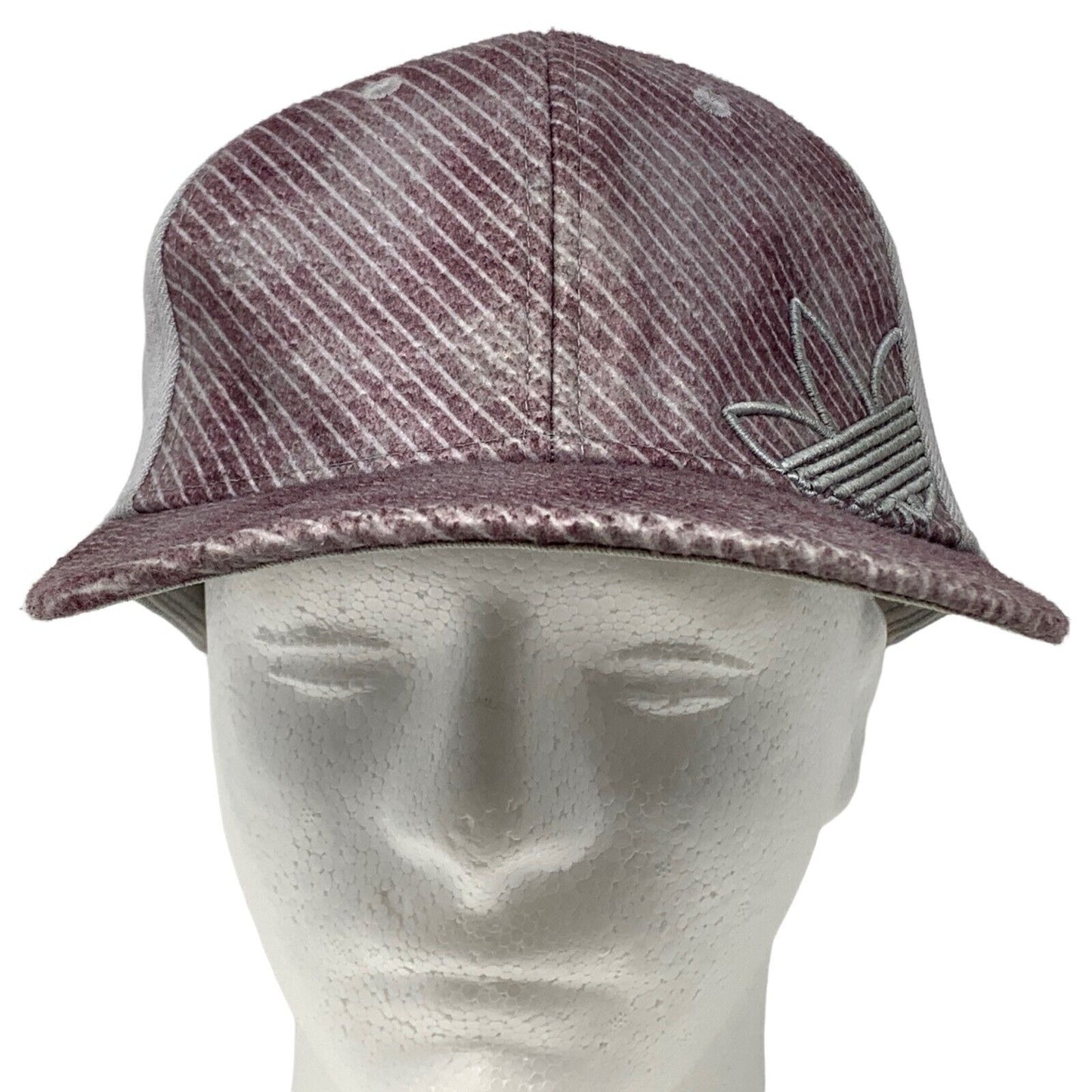 Gorra de béisbol Adidas Trefoil de mezcla de lana gris y roja de seis paneles, flexible y ajustada, talla pequeña