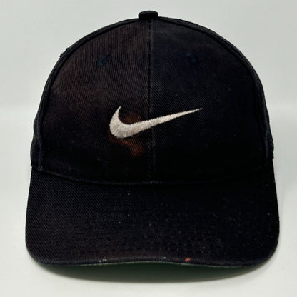 Gorra de béisbol Nike con logo Swoosh central desgastado, estilo vintage de los años 90, color negro