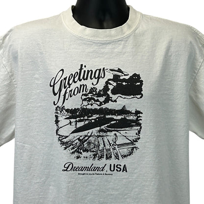 Feature Saucony Graphic T-Shirt in White, Front View with 'Greetings from Dreamland, USA' Print